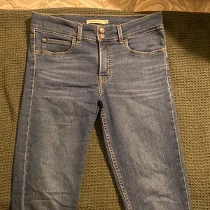 Women’s Levi skinny jeans